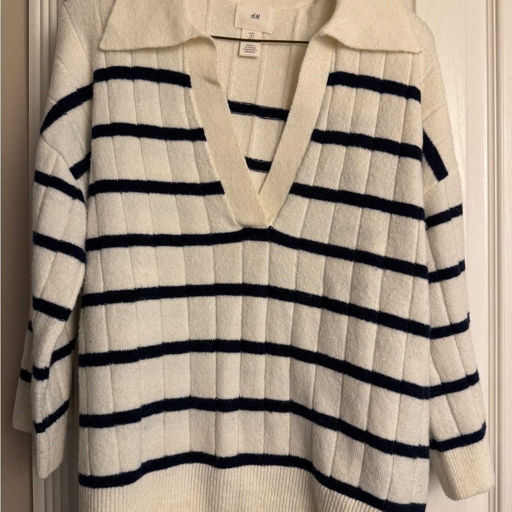 H&M Cream and Navy V-Neck Rib Sweater with Collar